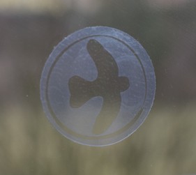 UV transparent koliesko: priesvitné nálepky s UV efektom